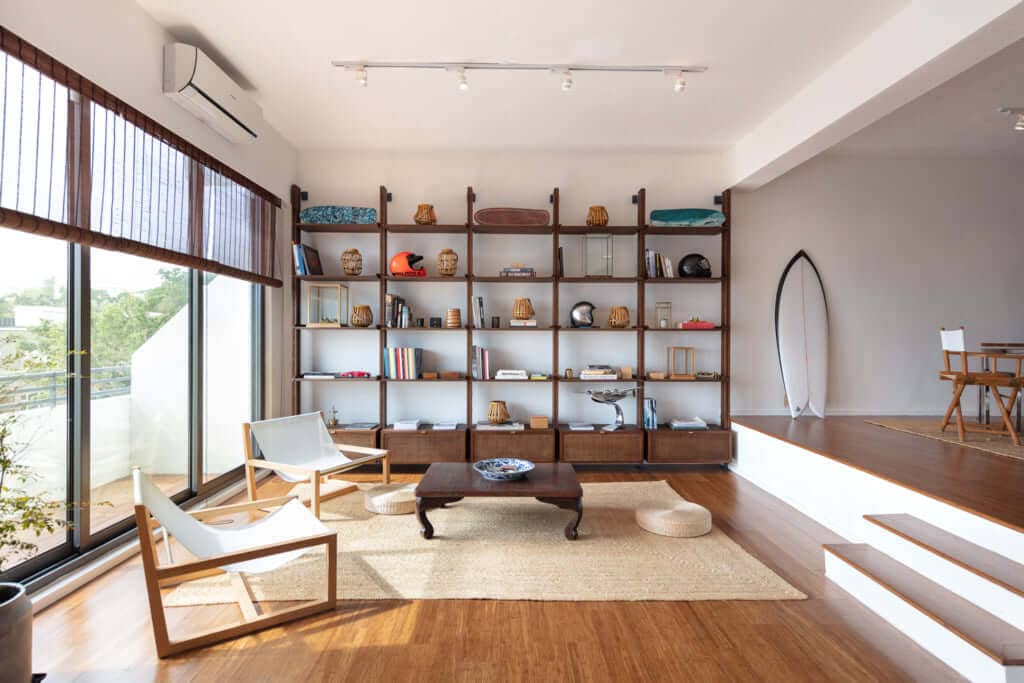 Inspirat de influențele asiatice și arhitectura tradițională, acest stil poate transforma orice spațiu într-un sanctuar de liniște și relaxare.