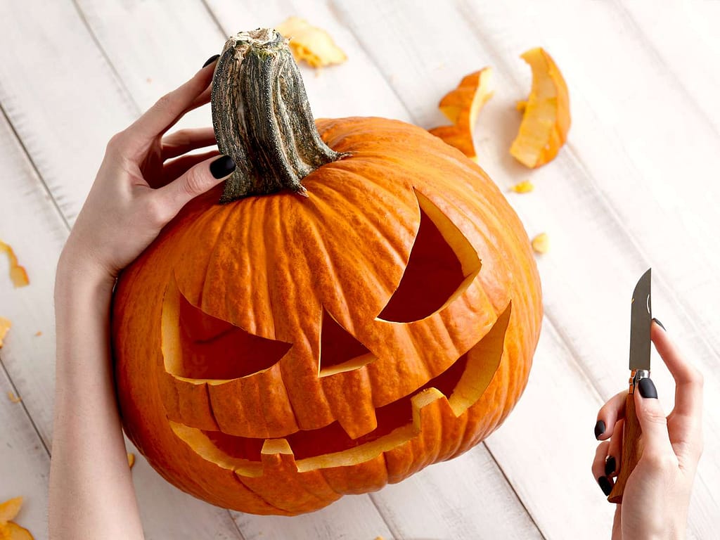 Decorarea casei pentru Halloween poate fi o activitate distractivă și creativă. Poți crea o atmosferă spooktaculară folosind diferite elemente și decorațiuni tematice. 
