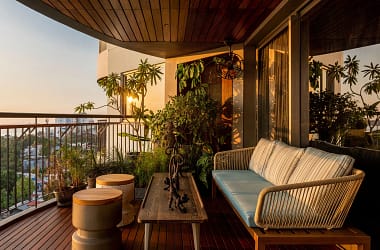 Balconul poate fi un loc minunat pentru a te relaxa și a te bucura de aerul proaspăt, chiar și în mediul urban. Indiferent de dimensiunea balconului tău, există modalități creative de a-l transforma într-un spațiu plăcut și funcțional.