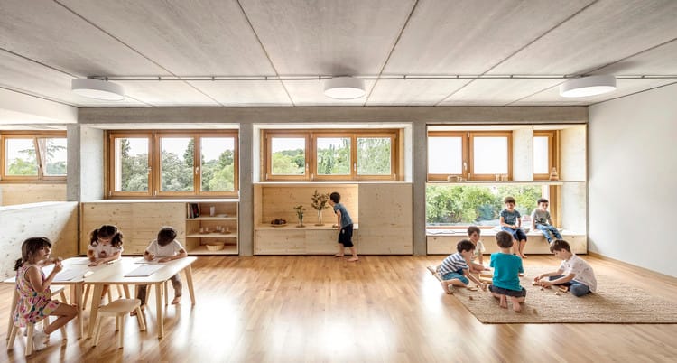 Metoda Montessori este folosită atât în școli private, cât și publice din întreaga lume. Și se aplică inclusiv în amenajarea camerei copilului.