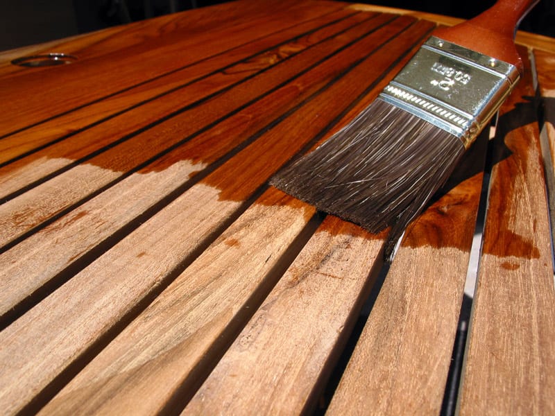 Mobilierul din lemn este o investiție de durată în ceea ce privește amenajarea interioară. Pentru a te asigura că mobilierul tău de lemn rămâne în stare bună pe termen lung, este important să acorzi atenție și să-l îngrijești corespunzător. Explorează în acest articol câteva sfaturi și metode eficiente pentru a avea grijă de mobilierul de lemn. 